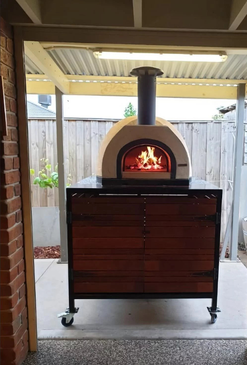 Outdoor Wood Fired Pizza Oven with Black Flue E83810